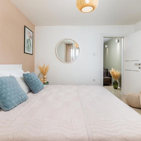 Unique Apartment Пула Екстериор снимка